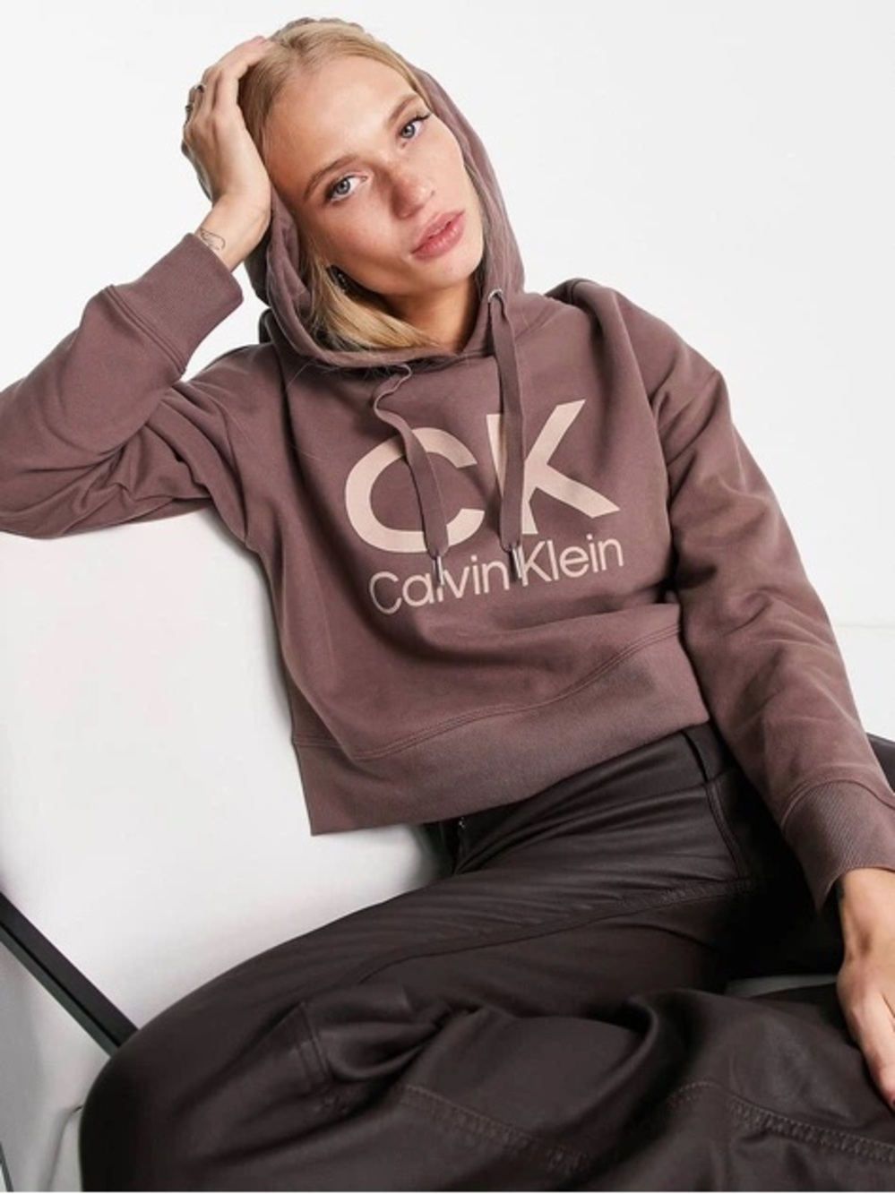 ❥𝖢𝖺𝗅𝗏𝗂𝗇 𝖪𝗅𝖾𝗂𝗇: Women’s Cropped Logo Hoodie